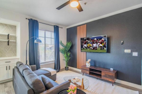 Amiable 2BD King Bed with Pool, Hot Tub, Gym, Parking